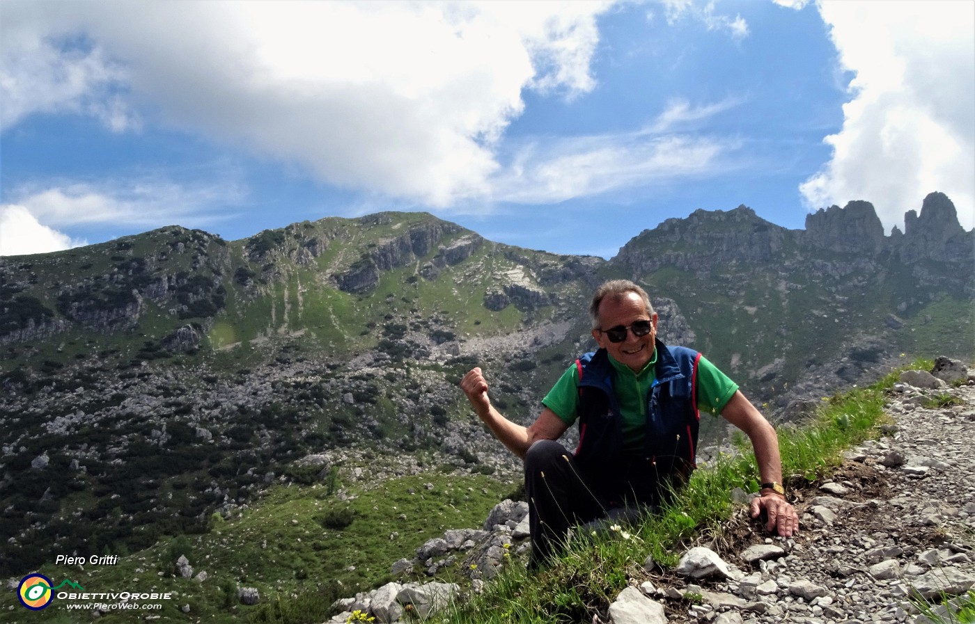 32 Vista sul vallone dei mughi con in fronte a sx Corna Grande.JPG -                                